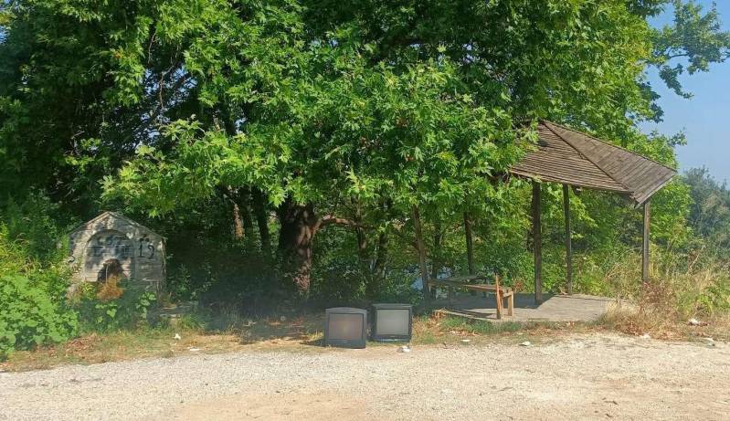 «Οικολόγος» στόλισε το ποτάμι με δύο τηλεοράσεις