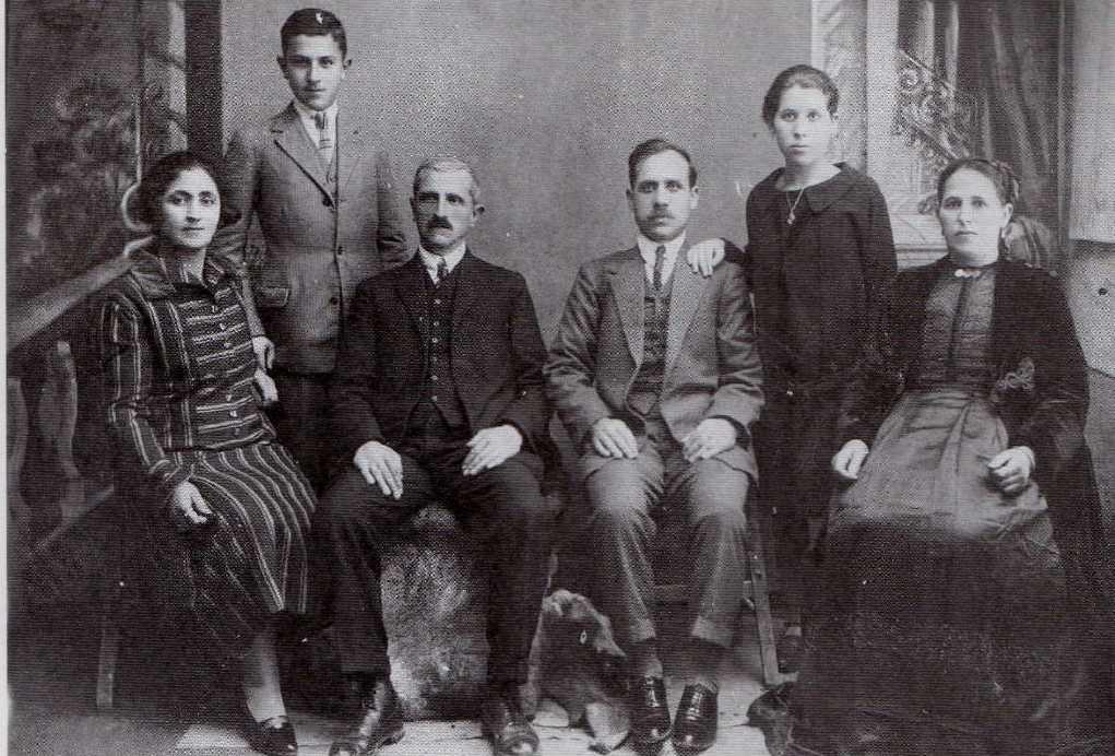 3. Οικογένεια Γ. Δημούλα κλπ 1926. Απο το βιβλίο του Α. Βασίαδη. Ξηρολίβαδο χουάρα μουσιάτα