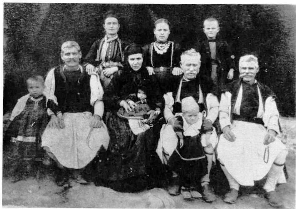 4. Οικογένεια Νούλη Μπουσμπούκη το 1912. από το βιβλίο του Α